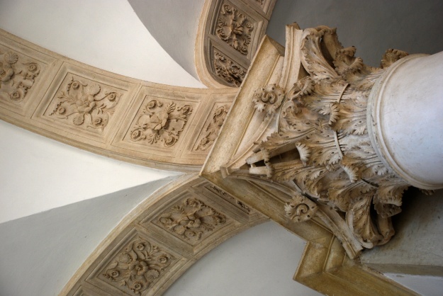Urbino: Ducal Palace, interior, column